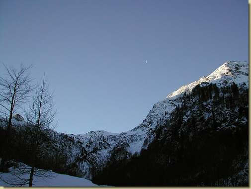 verso Scaredi, a destra il Cimone di Straolgio 
