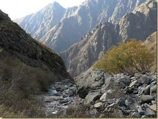 in Val Pogallo - al centro il crestone che scende da Seriago, sullo sfondo la Cima Sasso