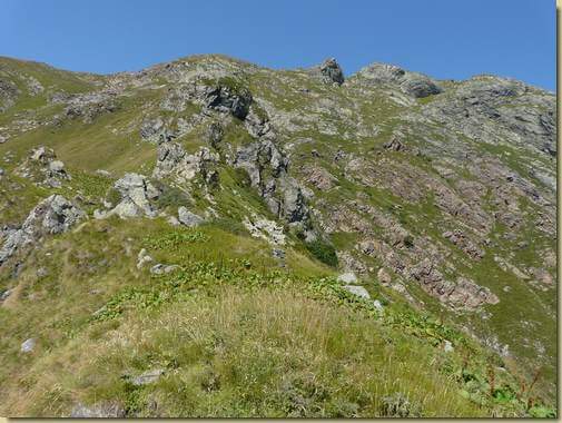 sui prati di Seriago, in alto la cresta della Cima Bin&agrave;...
