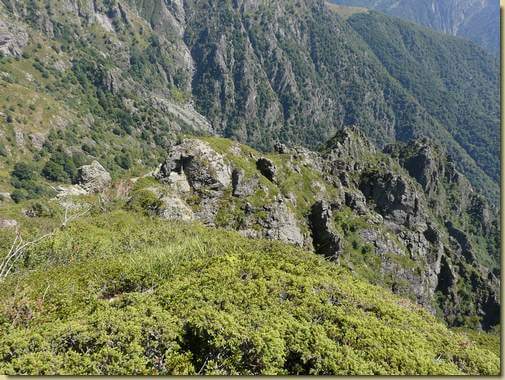 al centro il breve spigolo roccioso da superare...  