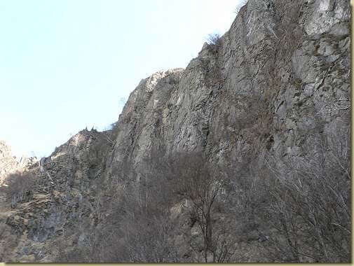 lungo la base della parete ovest della Cima Corte Lorenzo 