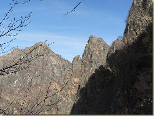 Pizzo delle tre Croci (a sinistra), e il Torrione di Bettola
