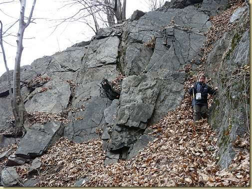 Grazia sulla cengia che scende al Rio Albo...  