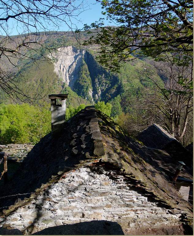 sullo sfondo, la frana di Travello...