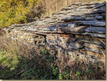 la bassa costruzione della stalla per i vitelli...