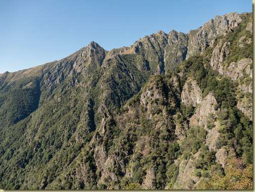 in primo piano gli Sgalorbi, dietro la Cima Sasso e la Corona di Ghina...