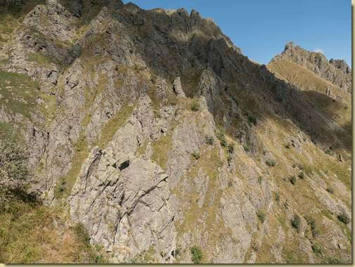 in primo piano, il masso di riferimento (in alto e in ombra, il dentino roccioso a destra della sella erbosa)...