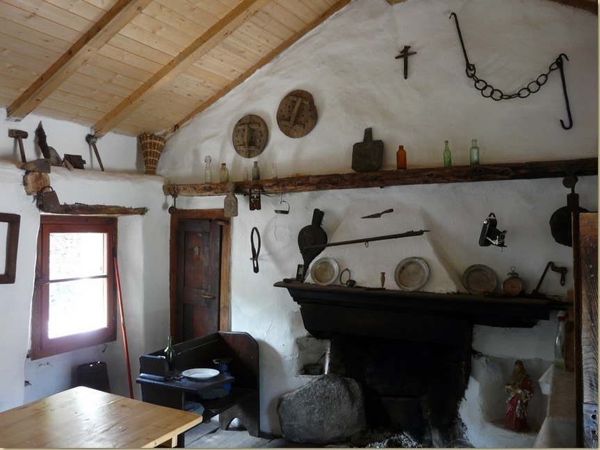 interno del piccolo museo di Calagno.....
