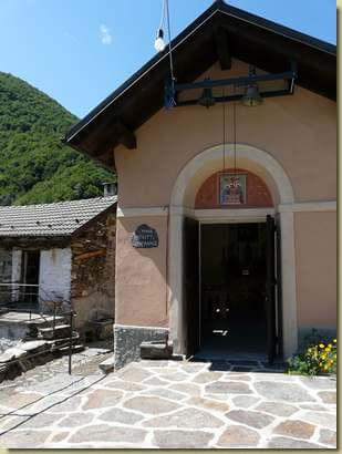la Cappella Oratorio della S.S. Piet&aacute; e la piazzetta del borgo...