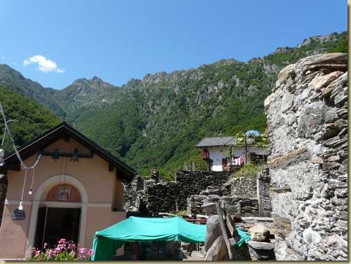 nella Piazza di Calagno, in alto il Torrione e il Lidesh