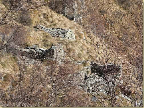 i primi ruderi dell'Alpe Vallard