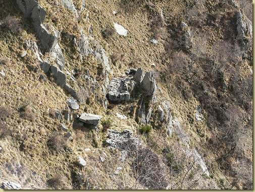 le baite inferiori di Vallard, Ca d'Quirich... [teleobiettivo]