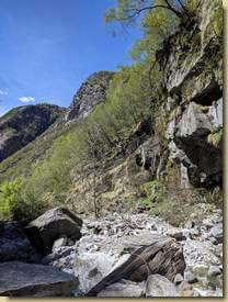 il versante di accesso al canale...