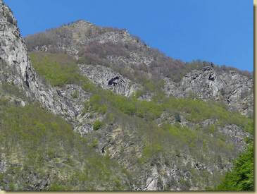 teleobiettivo sul "groppo" roccioso di riferimento, al centro la dorsalina dei Casaletti...