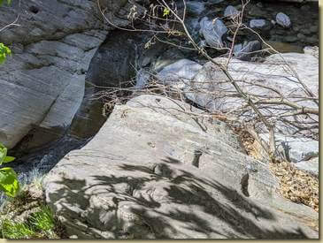 tacche sulla roccia all'ultimo guado...