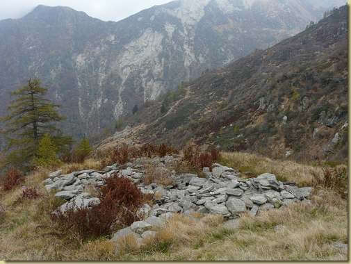 ruderi lungo il percorso...