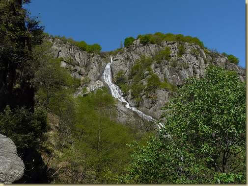 sopra la cascata passa il sentiero per Casl&ugrave;