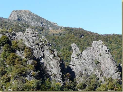 sullo sfondo il Lesino, in primo piano gli speroni che scendono dalla quota 1520 m. sulla cresta dei Corni di Nibbio