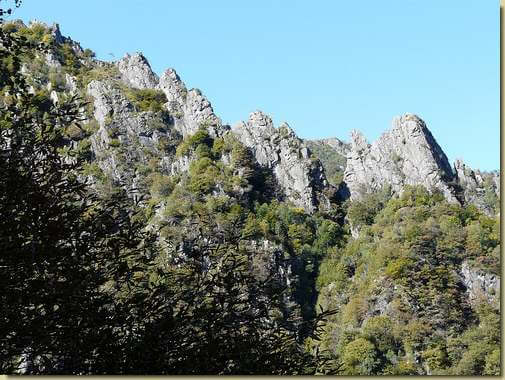 Val Foiera, la cresta rocciosa che scende dalla quota 1520 m. 