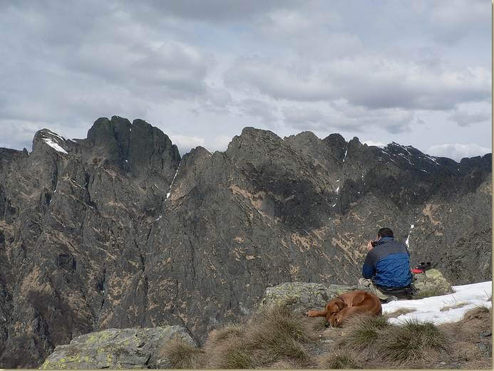 pausa contemplativa sulla Cima Tuss... (ma c'è chi dorme...)