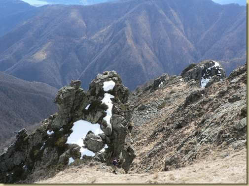 scendendo la cresta ovest della Cima Tuss 