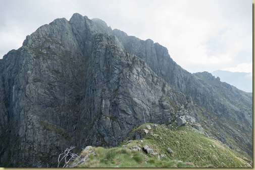 il severo e imponente versante sud-ovest della Cima sasso...
