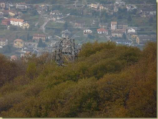 uno dei tralicci della teleferica [teleobiettivo] 