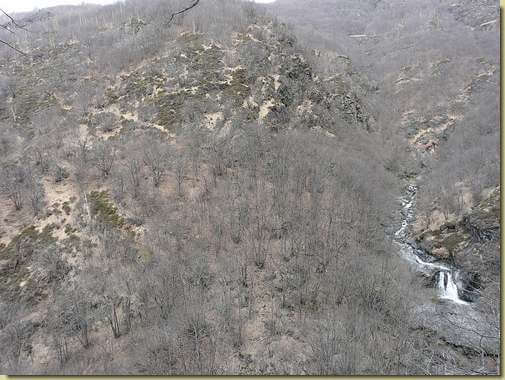 al centro il sentiero che traversa verso l'Alpetto Cornala  