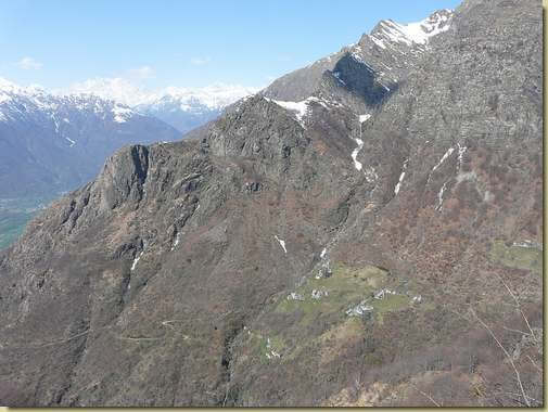 al centro il poggio de La Colla  