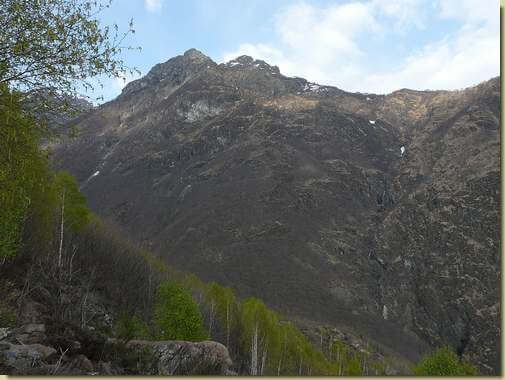 al centro la dorsale dell'alpe Basciot e la roccia chiara di riferimento  