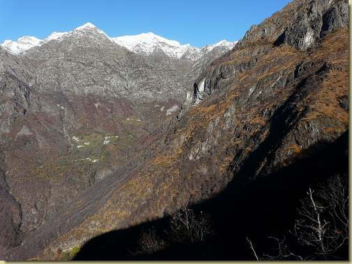 la Valle del Rio Crot, in alto la Cima Saler 