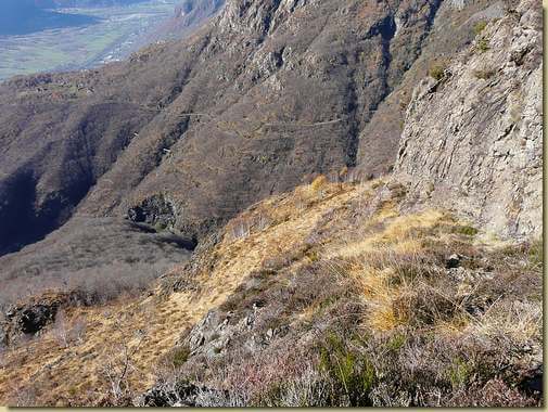 il traverso sotto le rocce, a sinistra la dorsale che scende all'Alpe Basciot 