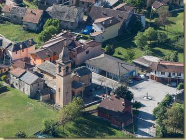 teleobiettivo sulla Chiesa e la Piazza di Cuzzago...