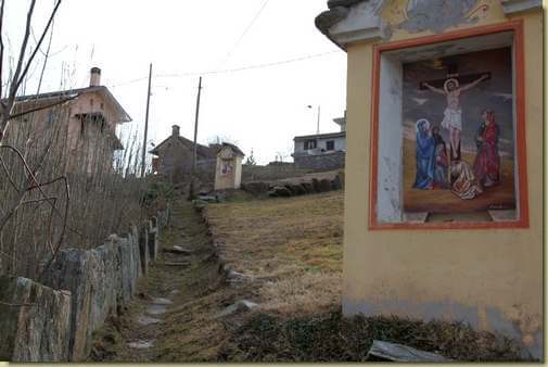 lungo la Via delle Cappelle...  