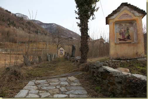 lungo la Via delle Cappelle... 