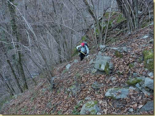 Maurizio in salita su terreno franoso...