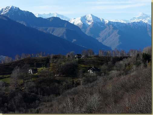un ultimo sguardo a Vercio dal sentiero per l'Alpe Ompio... 