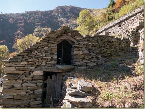 la stalla delle capre con l'originale voltino ad arco in larice...