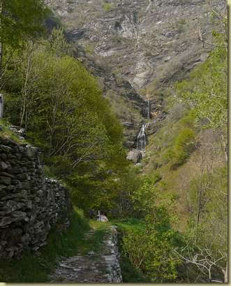 le cascate del rio che scende dalla Rossola