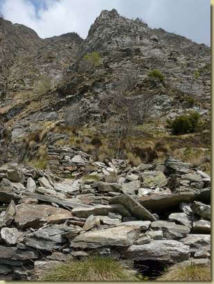 le pareti rocciose sovrastanti l'Alpe...