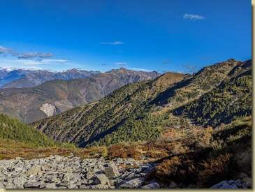 al centro il versante di Sassoledo con in alto il piccolo Dente omonimo...