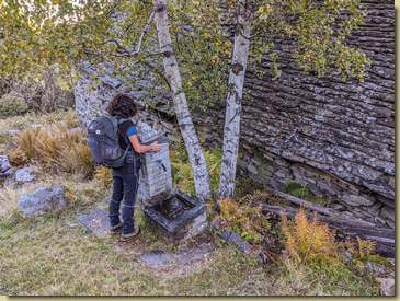 sistemazione copertura della fontanella a Buchitt...