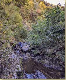 cercando un punto dove poter risalire il versante opposto...