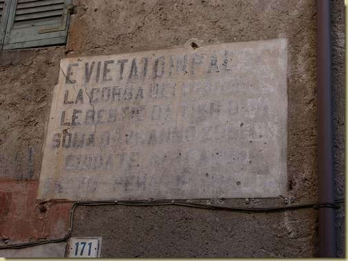 &egrave; vietato in paese la corsa dei veicoli e le bestie da tiro o da soma dovranno essere guidate al passo sotto pena di multa...