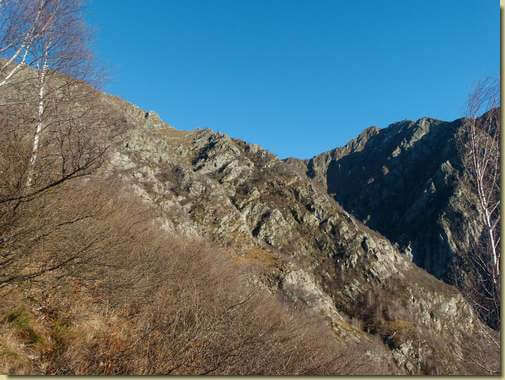 il versante che sale a Vallard...