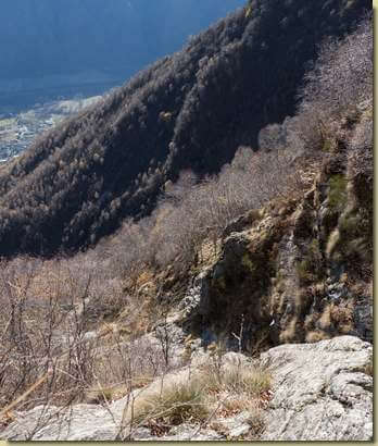 si traversa un primo canale a valle delle rocce sottostanti...