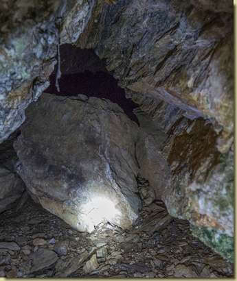 l'ingresso ostruito della Grotta La Fonte...