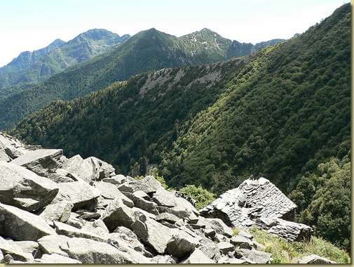 Alpe Locc di Sopra - al centro la dorsale di Oro delle Giavine 