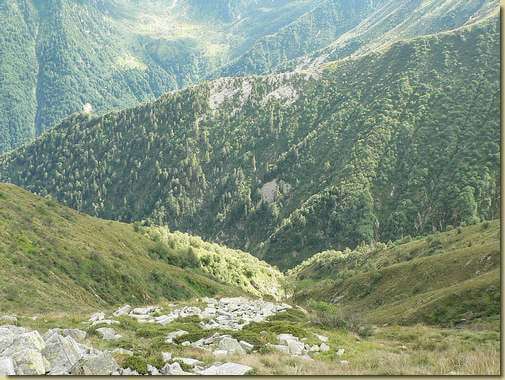 salendo verso il Desen - sullo sfondo Quagiui 