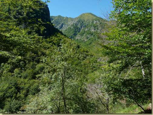 in alto, il Monte di Grassino...